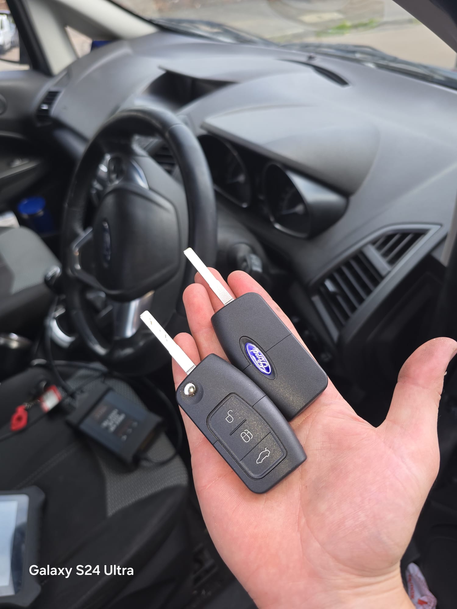 Ford Kuga replacement keys — original blade key and newly cut three-button flip key