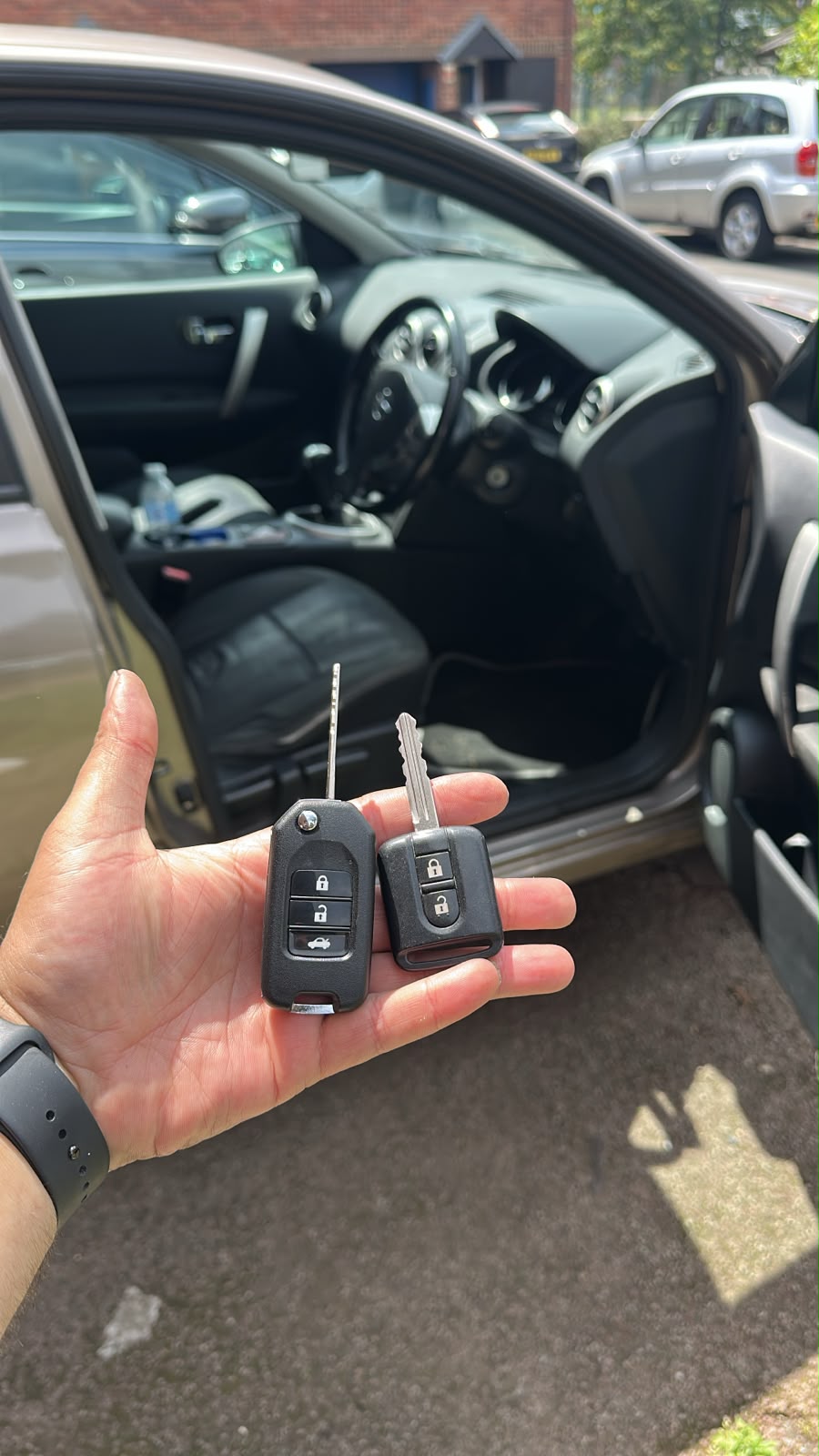 Nissan Qashqai transponder key next to a Honda replacement flip key both freshly programmed