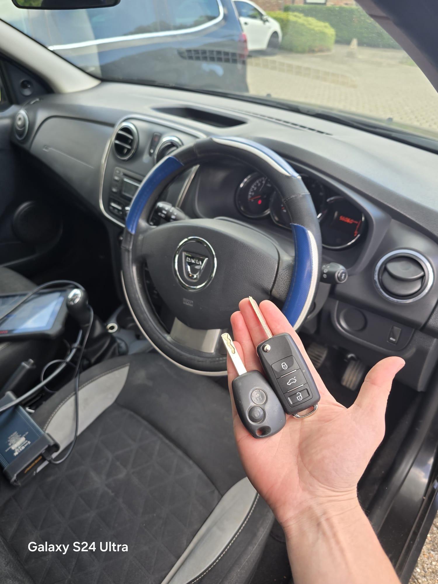 Dacia Sandero replacement remote key cut and programmed next to a VW spare flip key