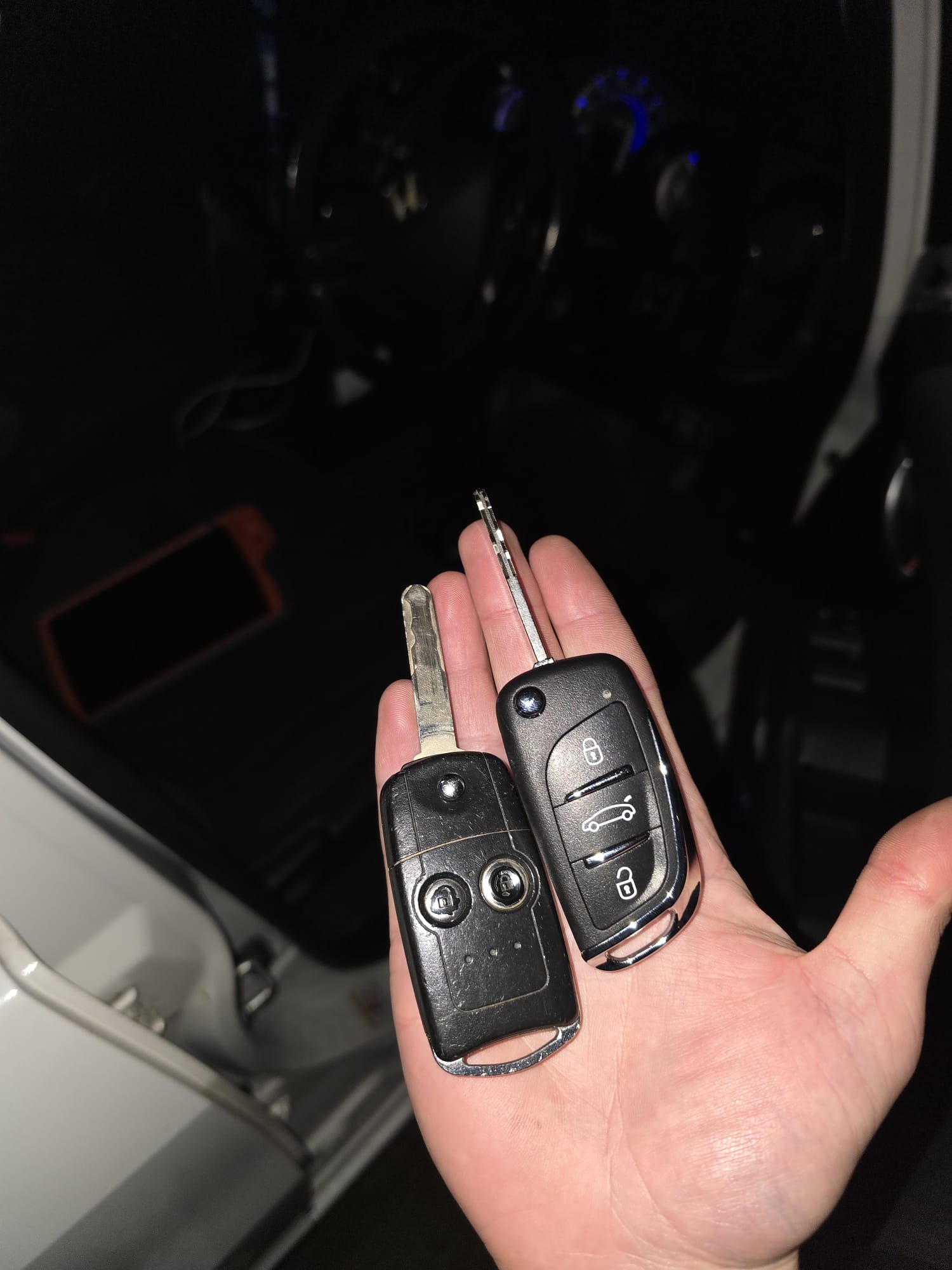 Honda and Peugeot replacement flip keys programmed at night with mobile equipment