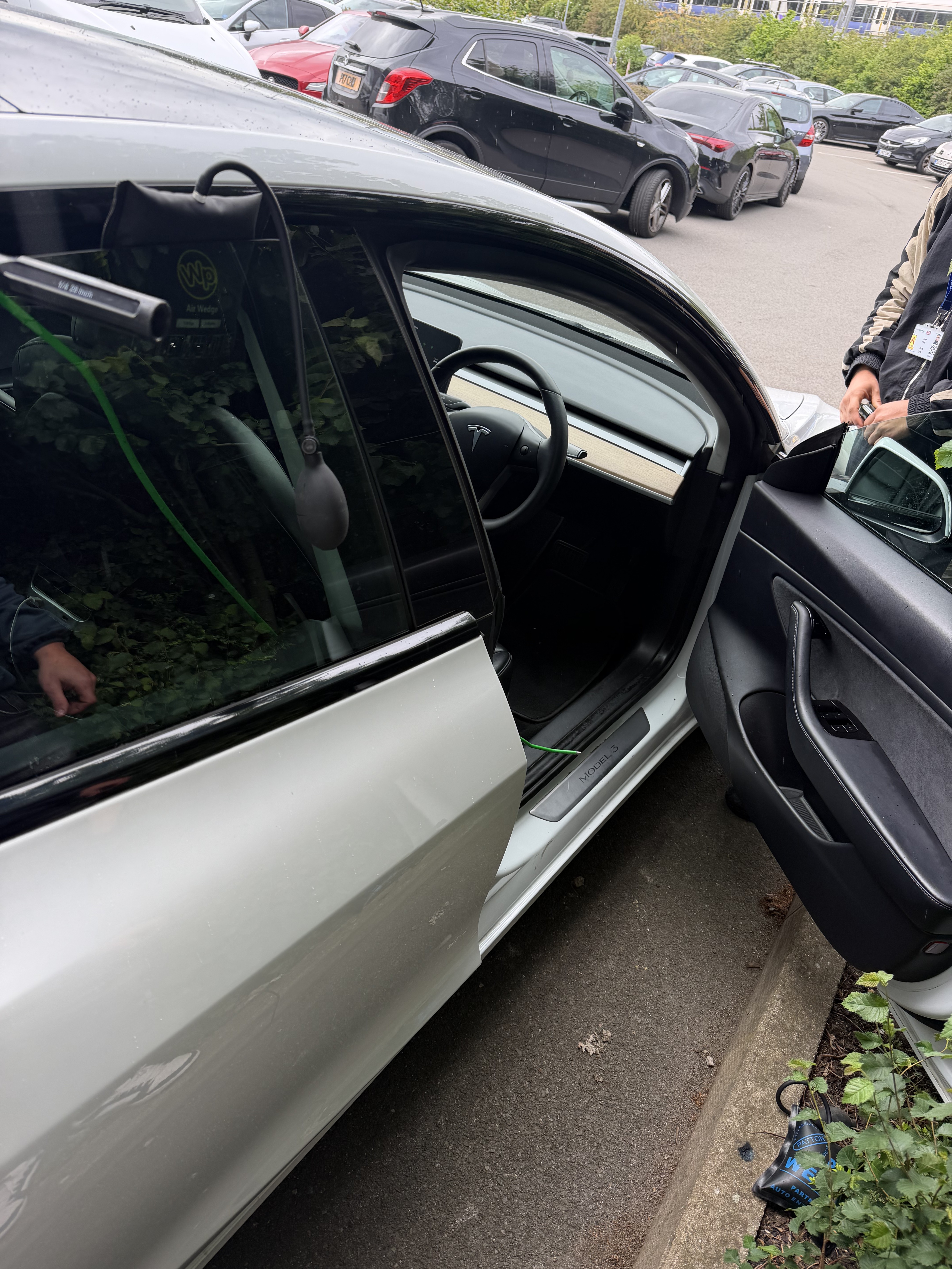 Mobile auto locksmith West London — 24/7 emergency car key replacement and lockout service across W, NW, SW, TW, HA, UB, SL