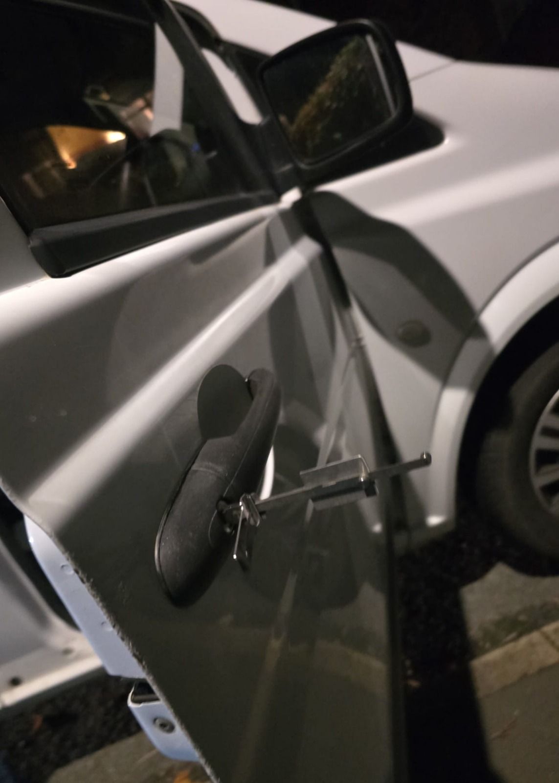Mobile auto locksmith Ealing — 24/7 emergency car key replacement and lockout service across W5, W13, W7